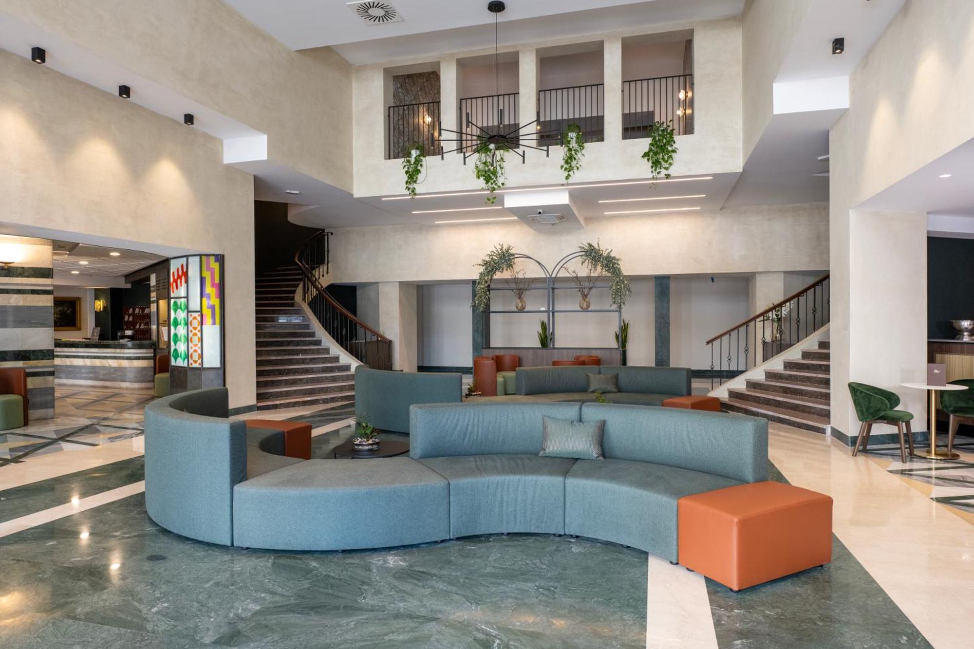 Carlton Hotel